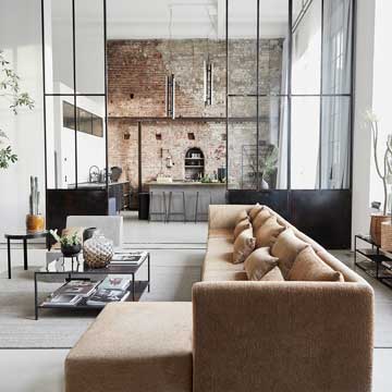 Los tabiques de cristal de aire industrial conquistan la casa. ¡Estos son sus motivos!