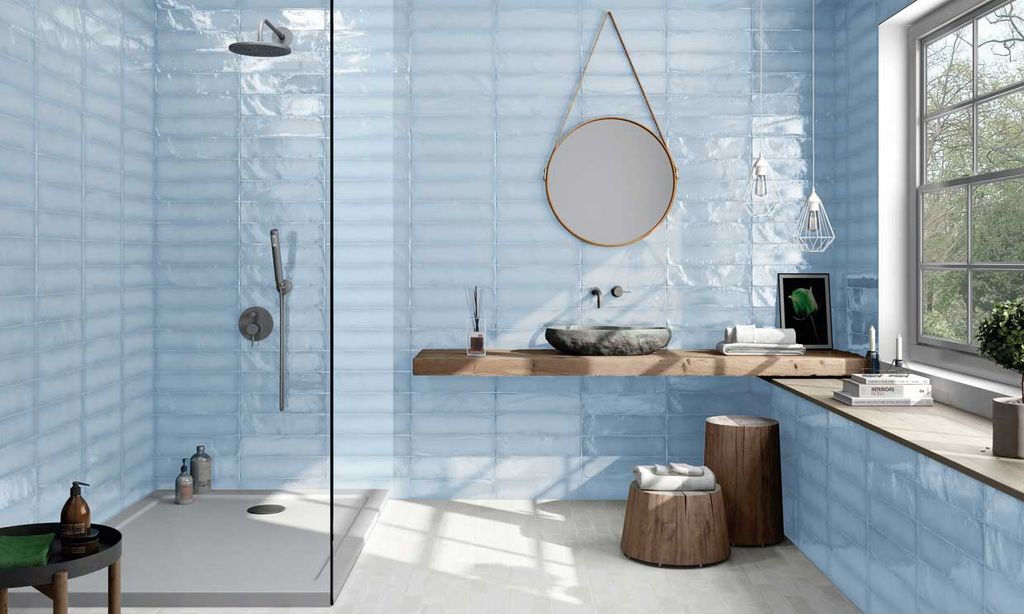 Cómo puedes combinar los revestimientos de las paredes y el suelo en el baño