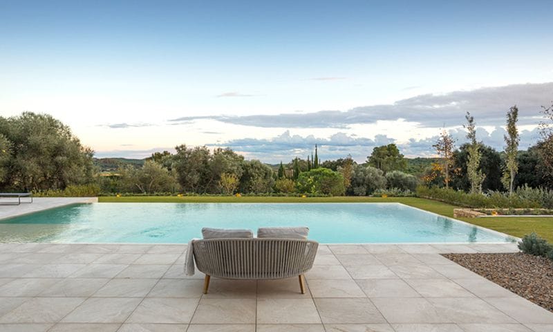 Una casa en la Costa Brava con decoración ‘slow’: gran jardín y abierta