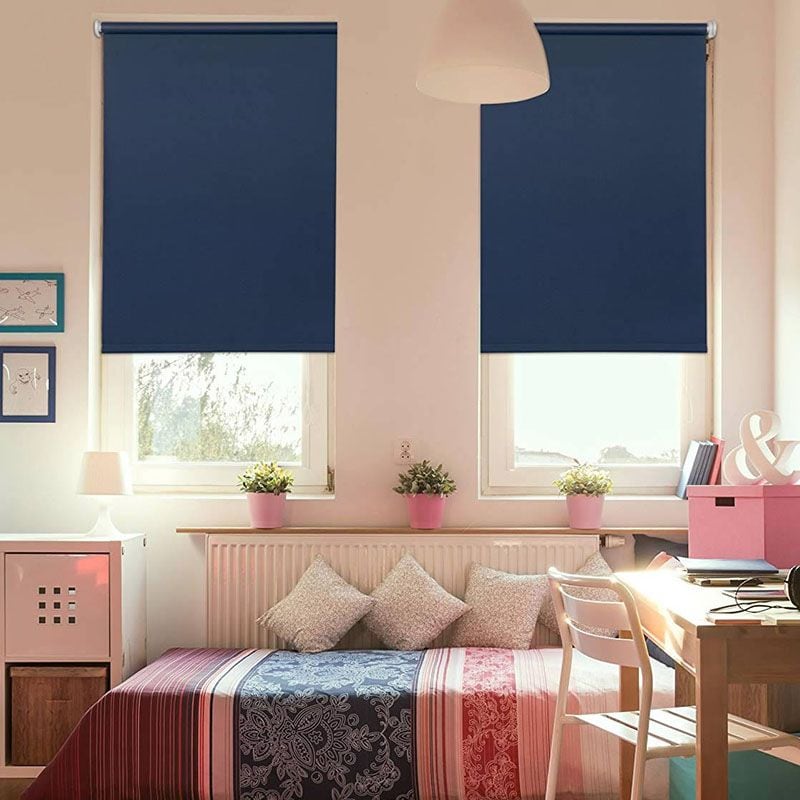 Ventanas gemelas con estores azul oscuro