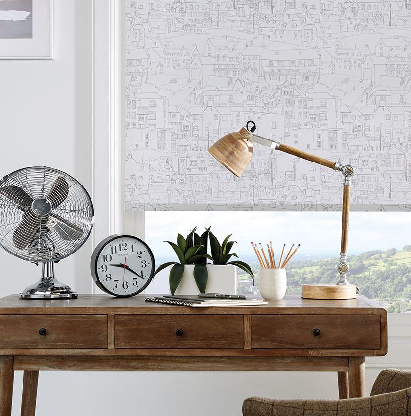 Escritorio con ventana detrás