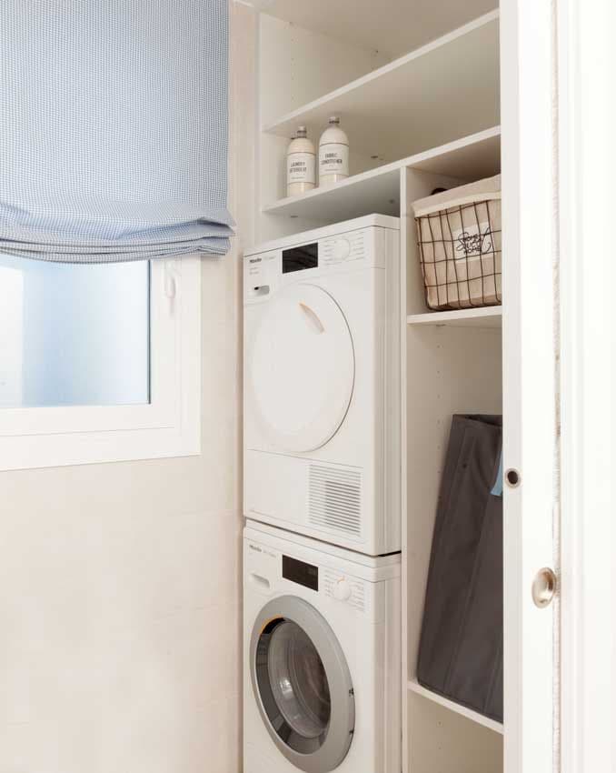 Mini cuarto de lavado con lavadora, secadora y estantes