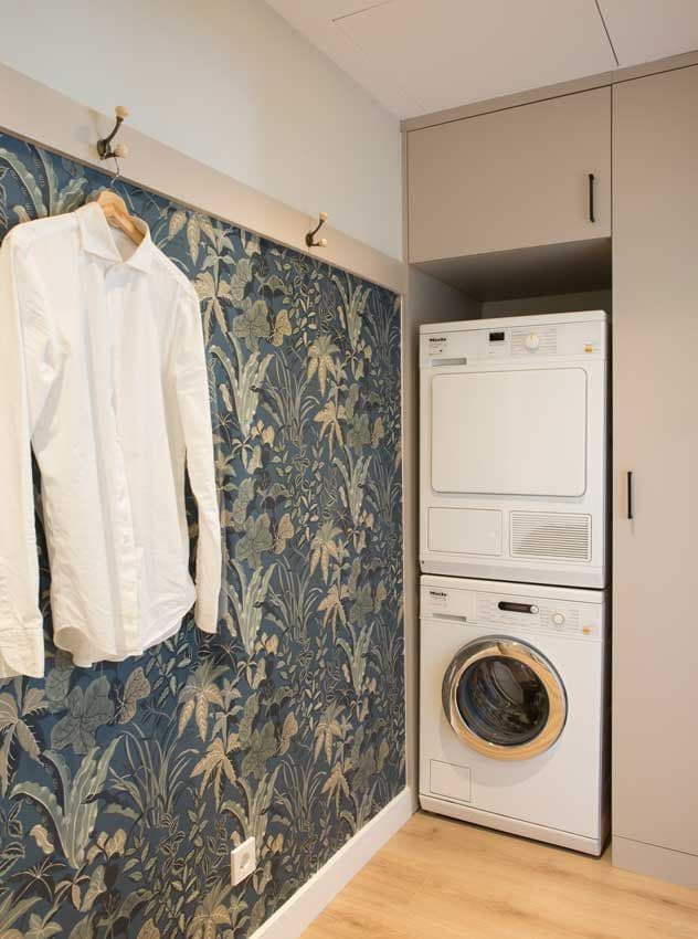Cuarto de lavado con papel pintado