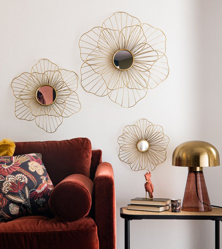 Salón con tres espejos con forma de flor, de Maisons du Monde