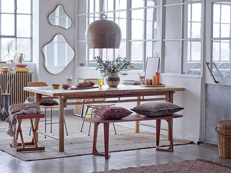 Comedor divertido y jovial con espejos de diferente tamaño y forma