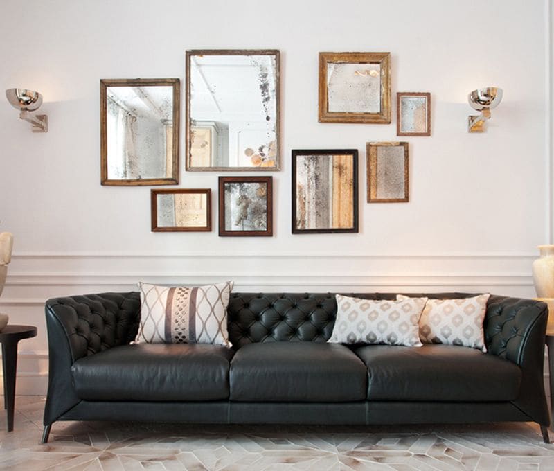 Mural de espejos muy decorativo en un salón estiloso y elegante decorado por Raúl Martins