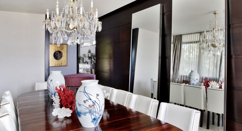Comedor con espejos XXL, una pareja que se encargó a medida por parte de la diseñadora de interiores Nuria Alía