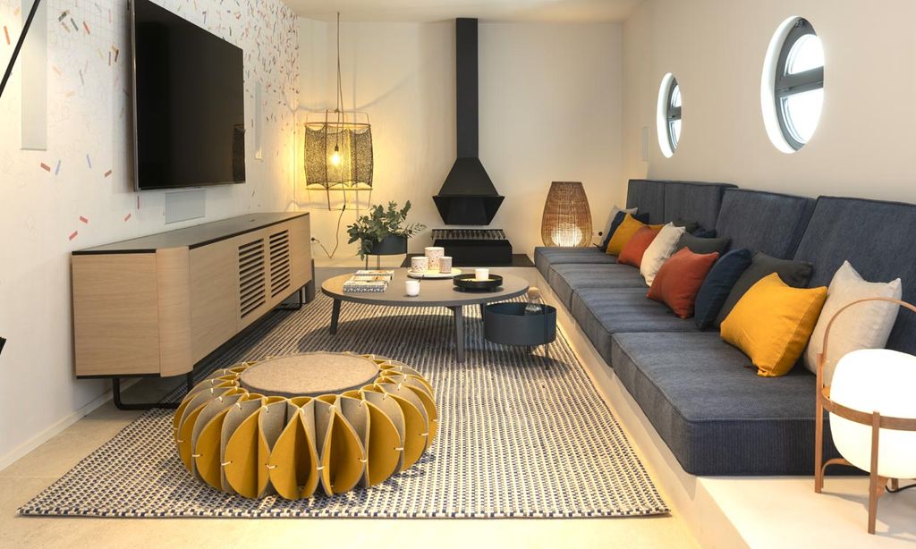 Una casa en la Costa Brava con decoración ecléctica y mucho color