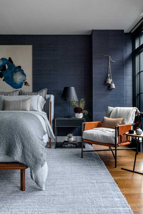 Dormitorio decorado en tono azul plomo en diferentes intensidades