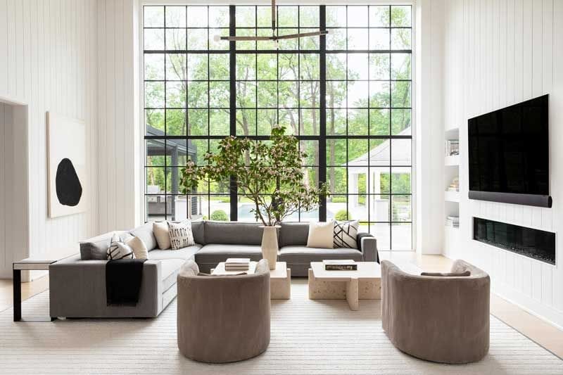 Salón luminoso y elegante decorado en blanco roto, gris y greige