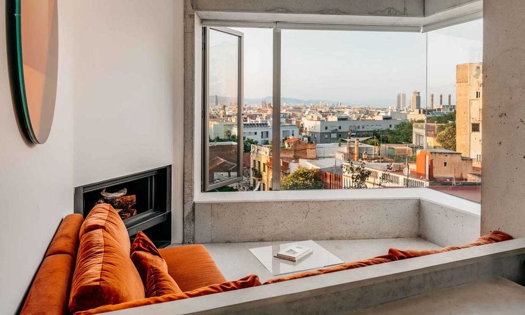La reforma integral de un garaje para convertirlo en una casa moderna con vistas a Barcelona