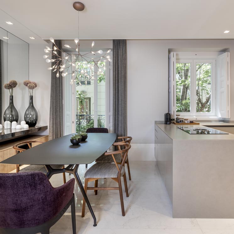 Una vivienda con una decoración elegante, muebles de diseño y un toque de atrevimiento