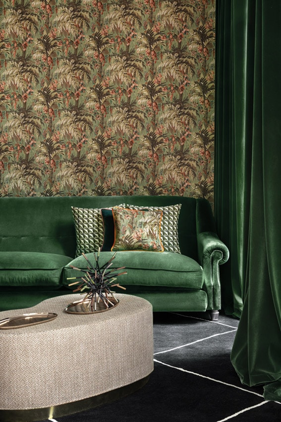 Salón con cortinas en terciopelo verde, la misma tela que viste el sofá