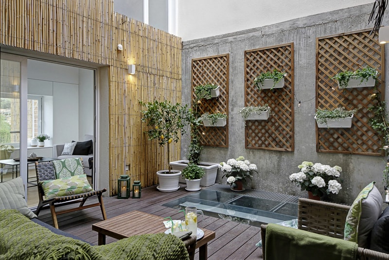 Patio con bambú y mobilliario ecológico