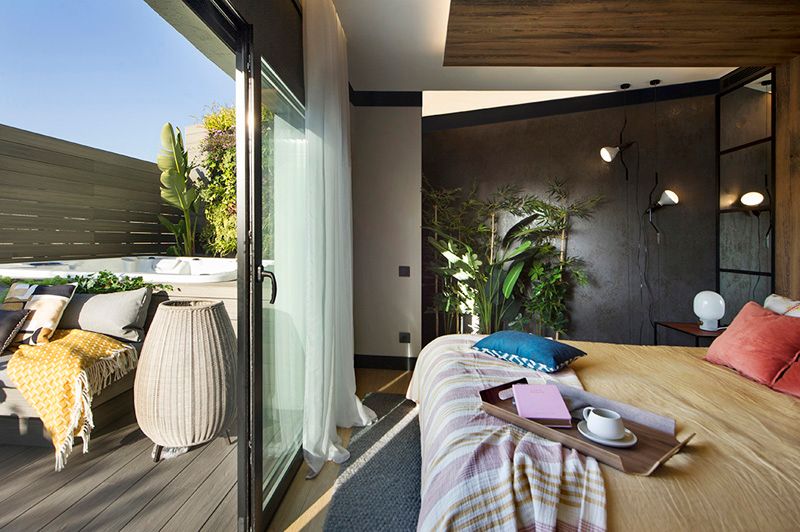 Dormitorio abierto a la terraza y con plantas