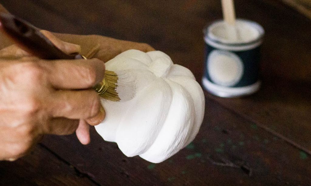 Cómo dar un nuevo aire a una calabaza decorativa con ‘chalk paint’ y cera oscura