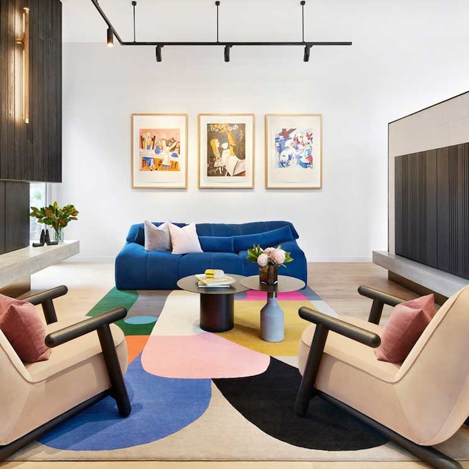 Una zona de día con salón, cocina y comedor definidos por el color del 'pop art'