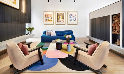 Una zona de día con salón, cocina y comedor definidos por el color del 'pop art'