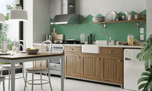Cocina vintage con muebles de madera y azulejos de color verde