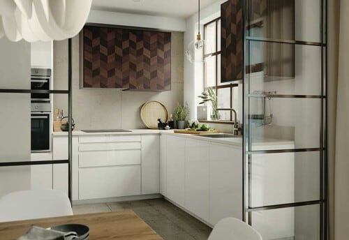 Cocina de Ikea de color blanco con puertas correderas de cristal de estética industrial 