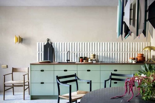 Cocina con muebles bajos en verde y salpicadero con textura