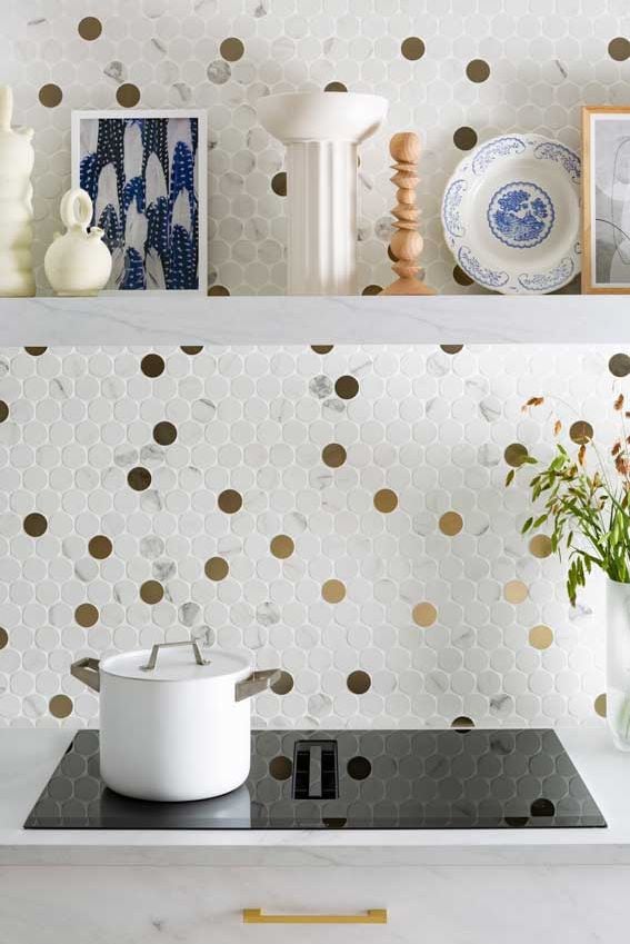 Cocina con zona de salpicadero revestida en gresite con topos