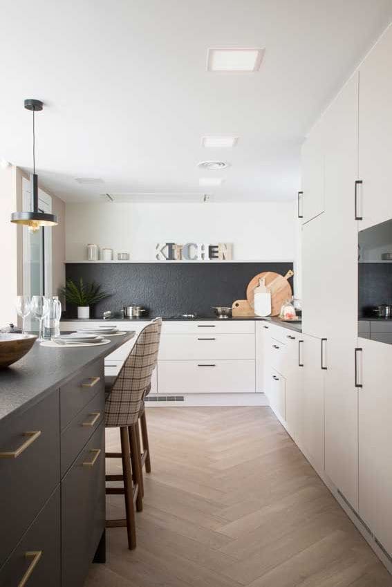 Cocina con muebles en crudo y gris intenso