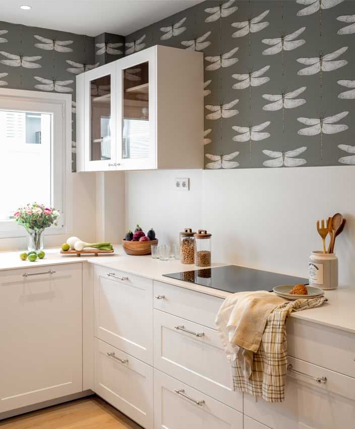 Cocina con papel pintado y material sintético tipo Corian en el salpicadero