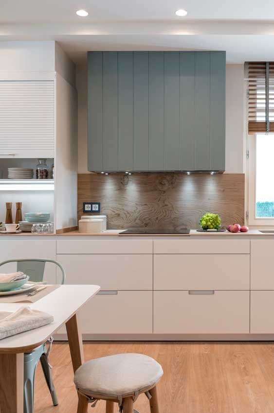 Cocina con salpicadero efecto madera