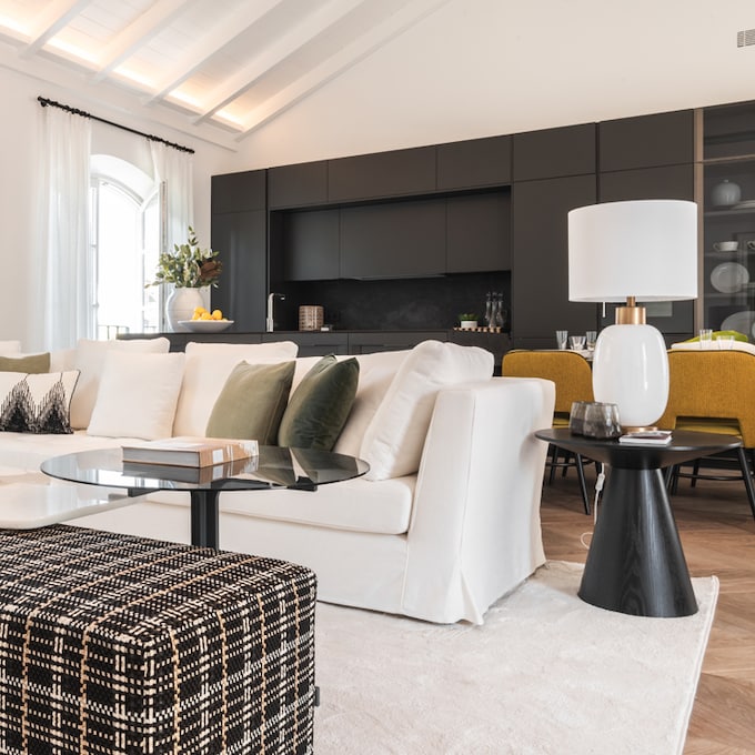 Ambientes amplios de estilo contemporáneo en un elegante piso de Marbella
