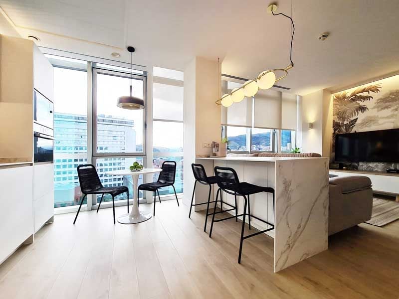 Cocina separada del salón por una barra