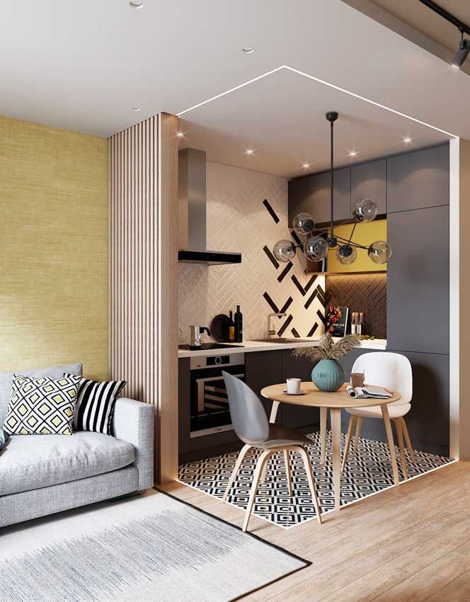 Biombo alistoando entre salón y la mini cocina con comedor de un apartamento