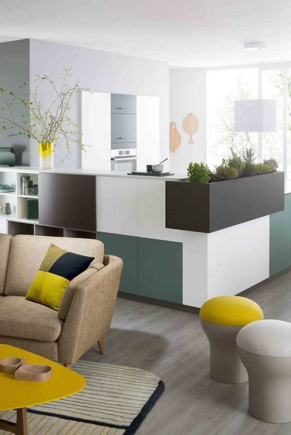 Cocina separada del salón por mueble bajo con espacio para guardar