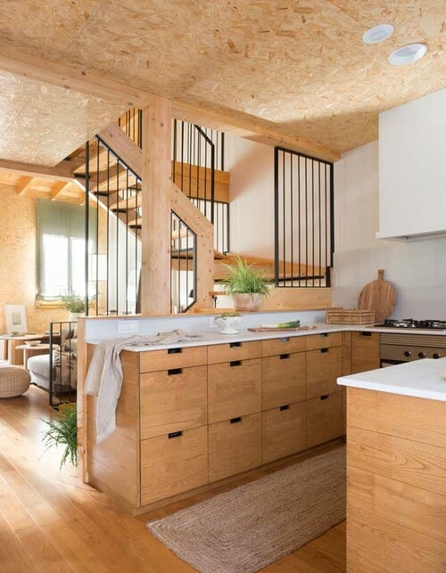La escalera de la vivienda entre cocina y salón