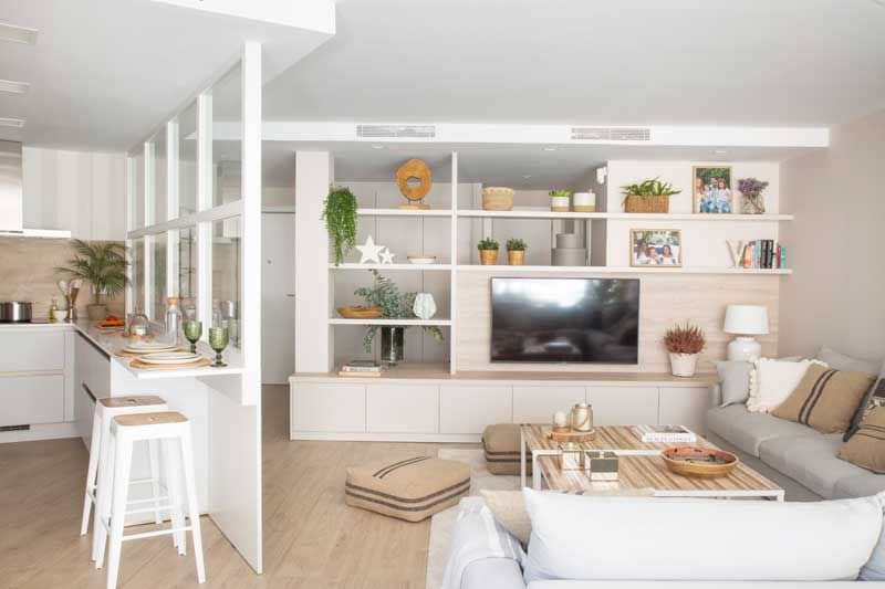 Cocina abierta al salón con tabique acristalado en medio