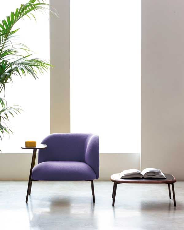 Sillón de color morado con mesita incorporada