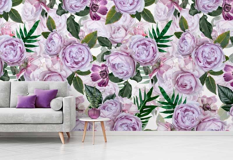 Pared con papel pintado de peorías moradas y sofá gris con cojines lilas