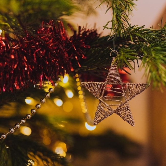 Atenta a este truco navideño para transformar el viejo espumillón en un nuevo adorno para el árbol