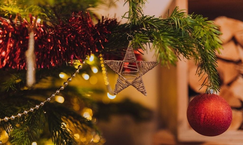 Atenta a este truco navideño para transformar el viejo espumillón en un nuevo adorno para el árbol