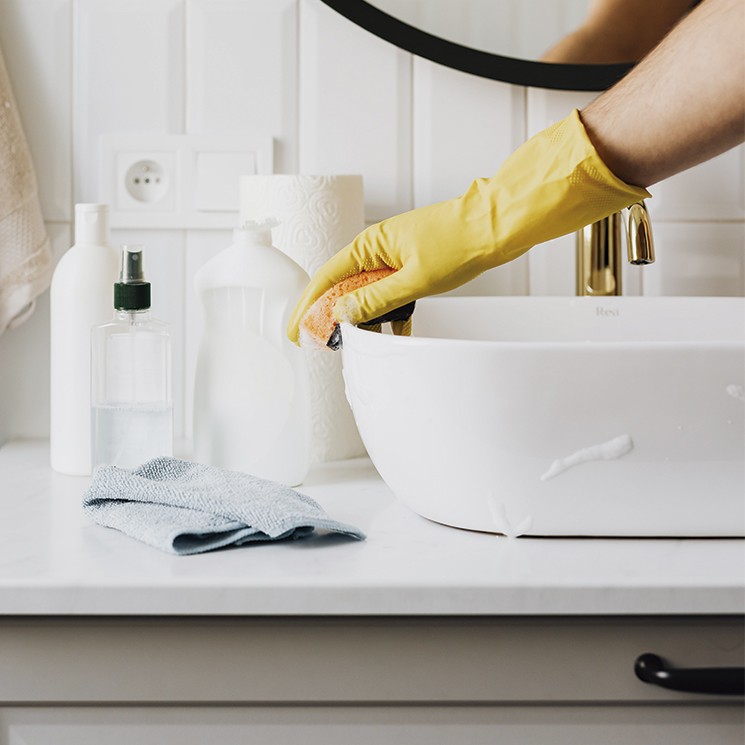12 cosas que haces mal al limpiar el baño y cómo remediarlas