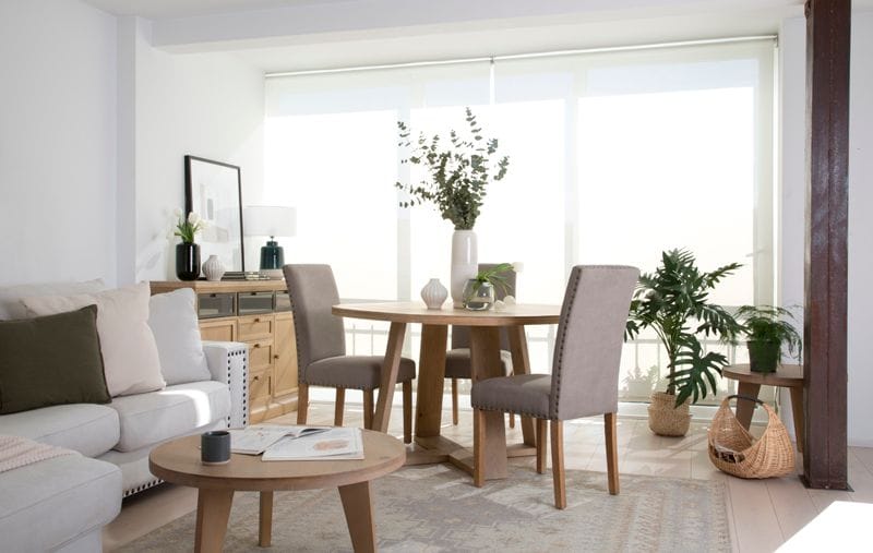 Salón-comedor con mobiliario en madera