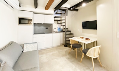 La reforma de una casa en Sitges de estilo industrial y mediterráneo de apenas 28 metros²