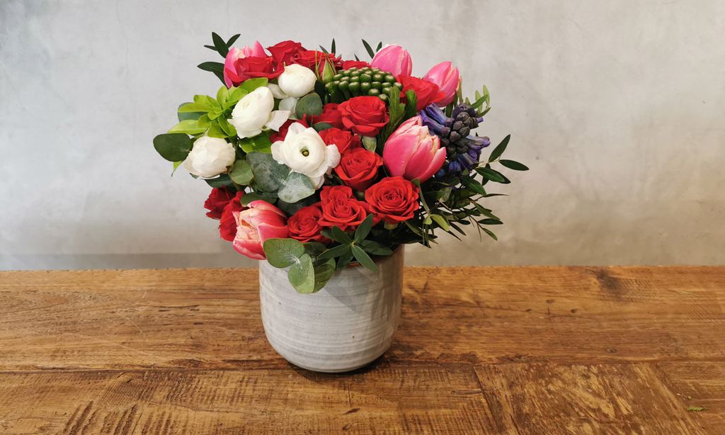 Aprende a hacer un romántico centro floral para decorar la mesa en San Valentín