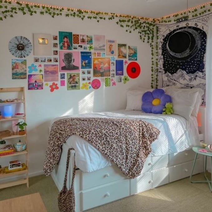 Dormitorio 'aesthetic': la tendencia 'hippie' que inunda de color las habitaciones