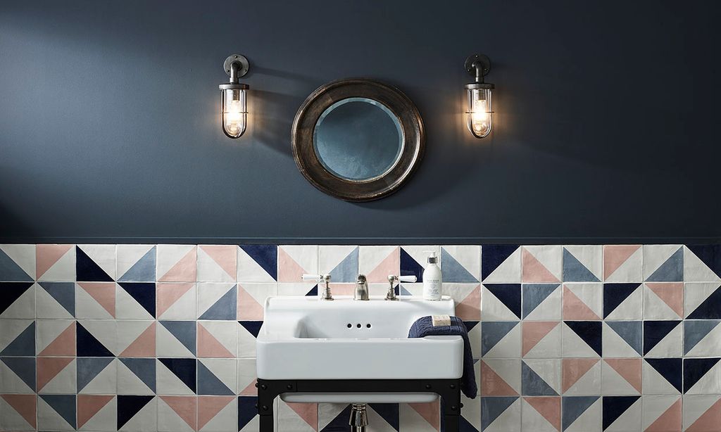 10 ideas para actualizar los azulejos anticuados de tu cuarto de baño ( y sin quitarlos)