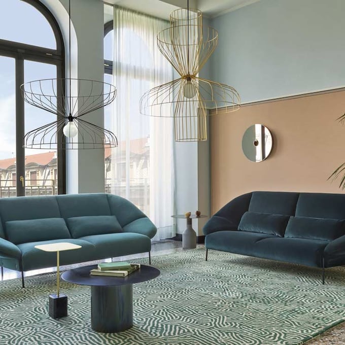 Cómo combinar sofás de diferente color y crear un salón con mucho estilo