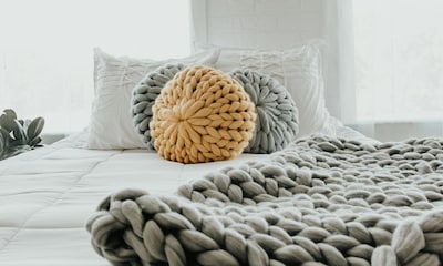 ¡El accesorio más esponjoso! Decora tu cama con cojines 'chunky' y aprende a hacer el tuyo propio