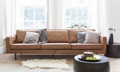 Los sofás de cuero han vuelto al salón y estas son sus claves de estilo