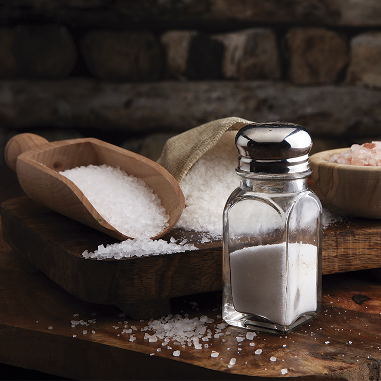 10 cosas que puedes limpiar con sal y otros trucos con este popular condimento