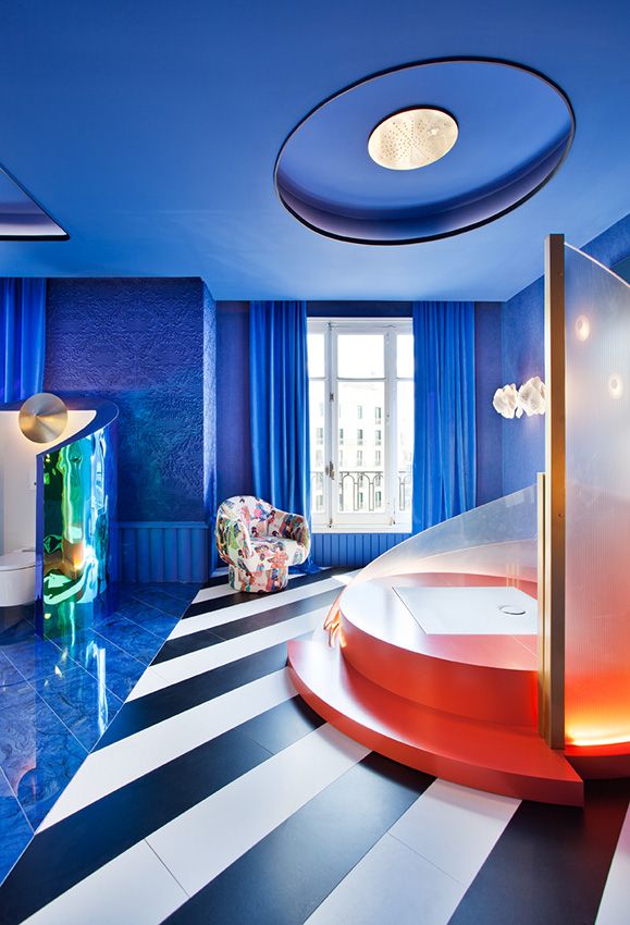 Naranja y un potente azul Klein dan color a este moderno baño ideado por Virginia Sánchez para Geberit
